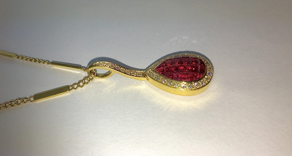 Calibrated Ruby Pear Pendant Set With Mysterious Diamond Surround And Its Yellow Gold Chain -photo-5