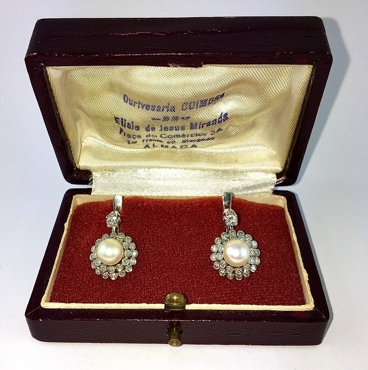 Boucles d'Oreilles Dormeuses Fleurs Perles De Culture Akoya Japonaises Diamants /Or Blanc Ecrin