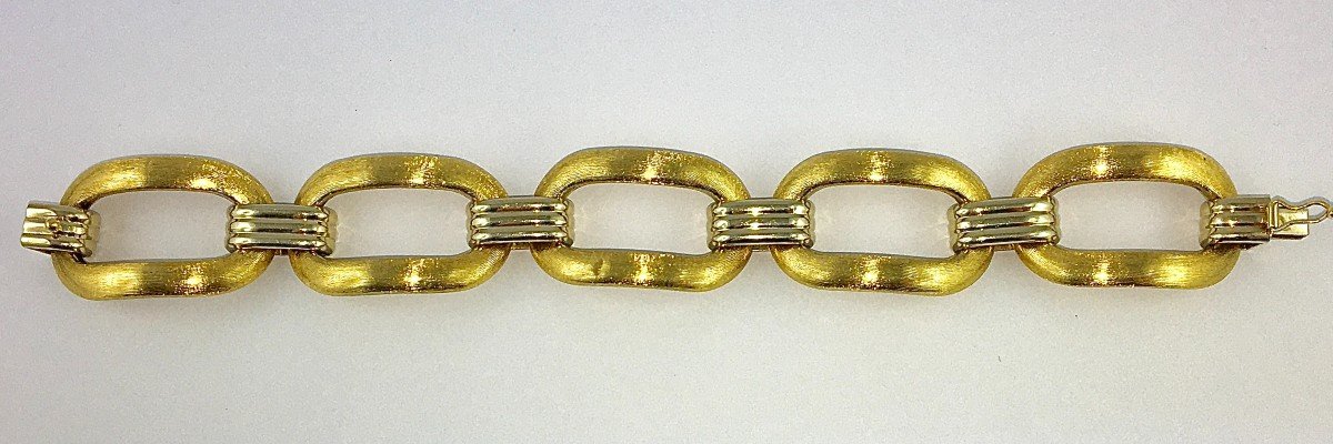 Large Oval Guilloche Link Bracelet In Yellow And White Gold-photo-3