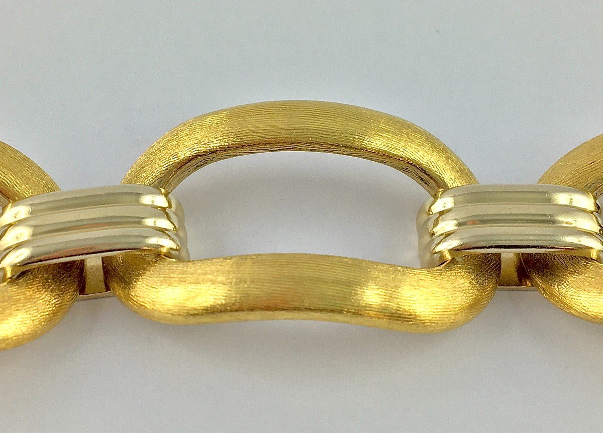 Large Oval Guilloche Link Bracelet In Yellow And White Gold-photo-4