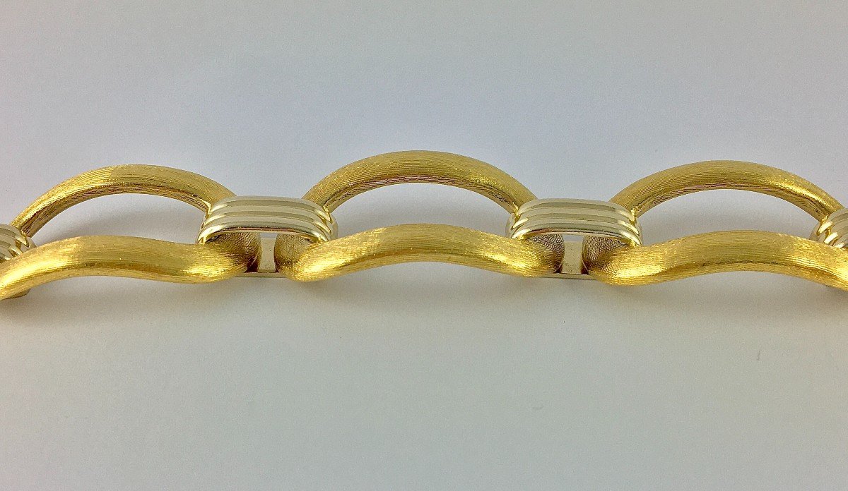 Large Oval Guilloche Link Bracelet In Yellow And White Gold-photo-4