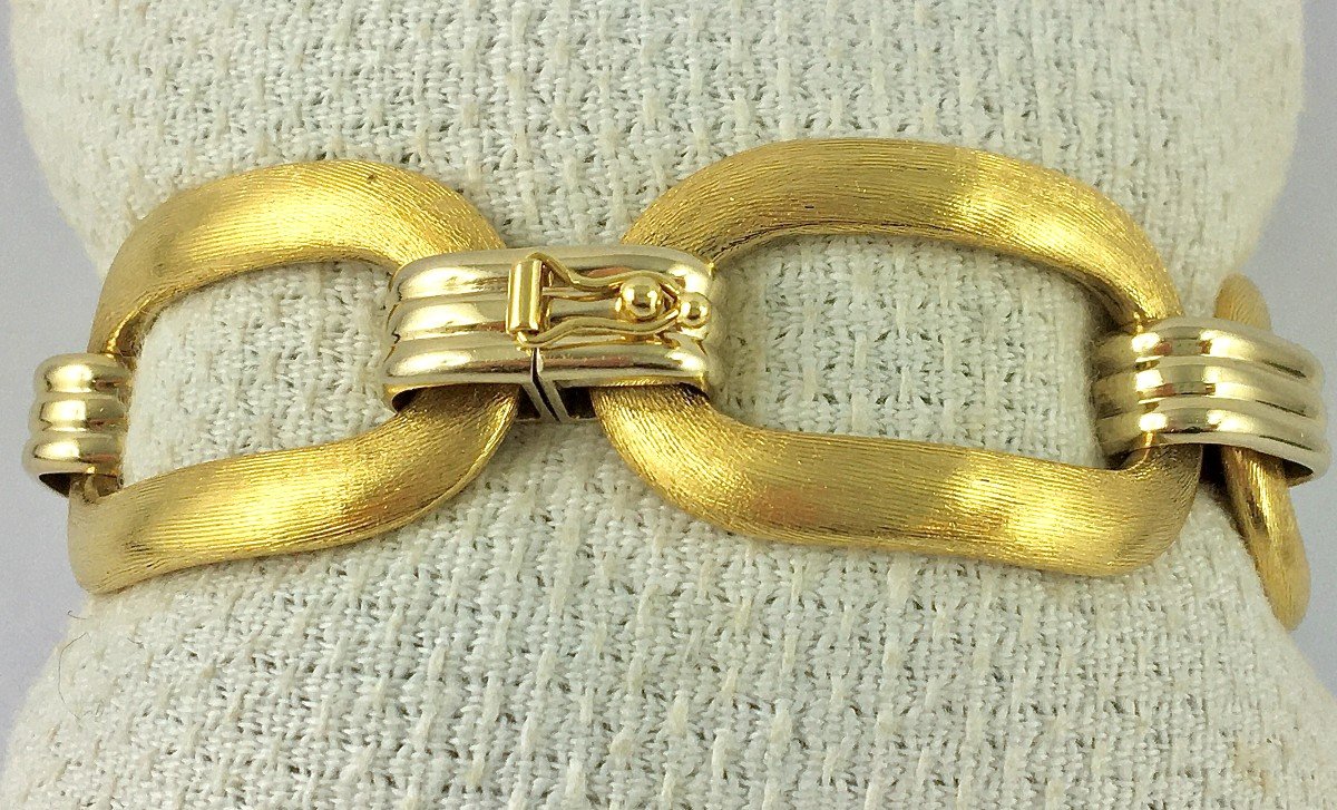 Large Oval Guilloche Link Bracelet In Yellow And White Gold-photo-6