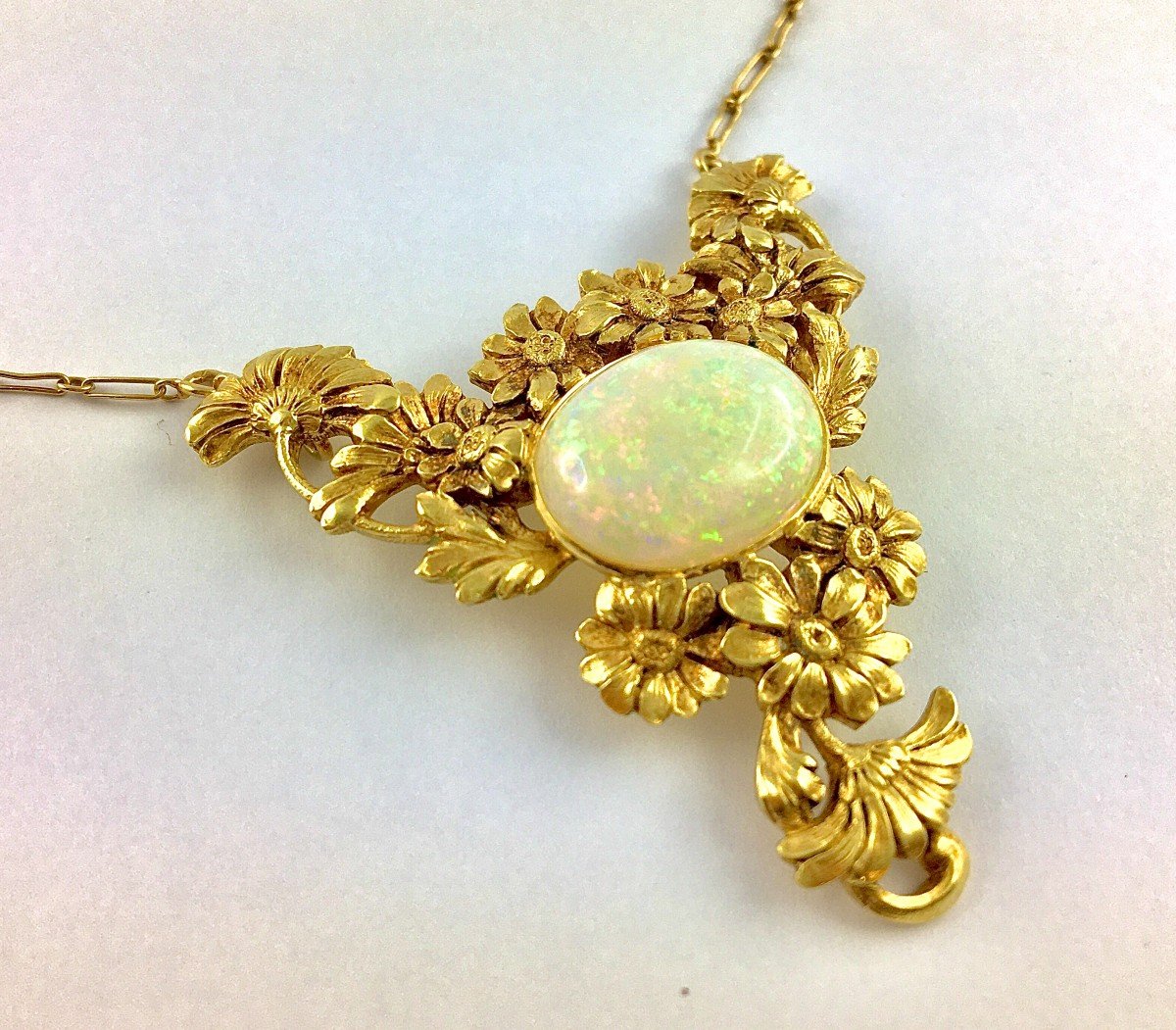 Collier Art Nouveau  Opale  D'Australie Cabochon Et Motifs Fleurs Marguerites Sur Or Jaune 