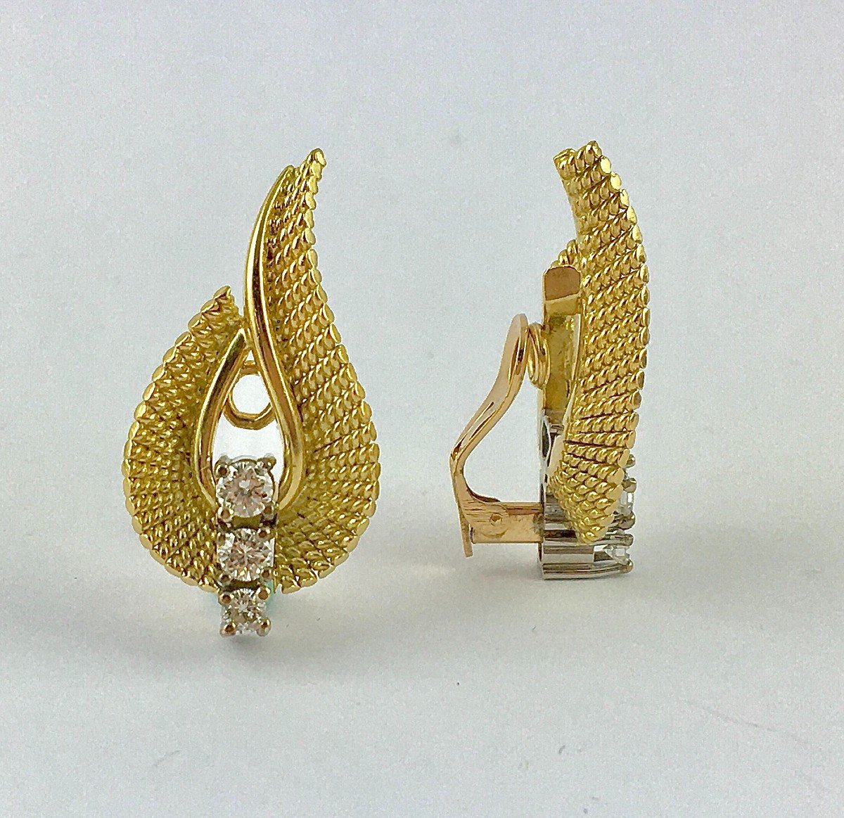 50s Scroll Clip-on Earrings Diamonds On Yellow And White Gold-photo-3