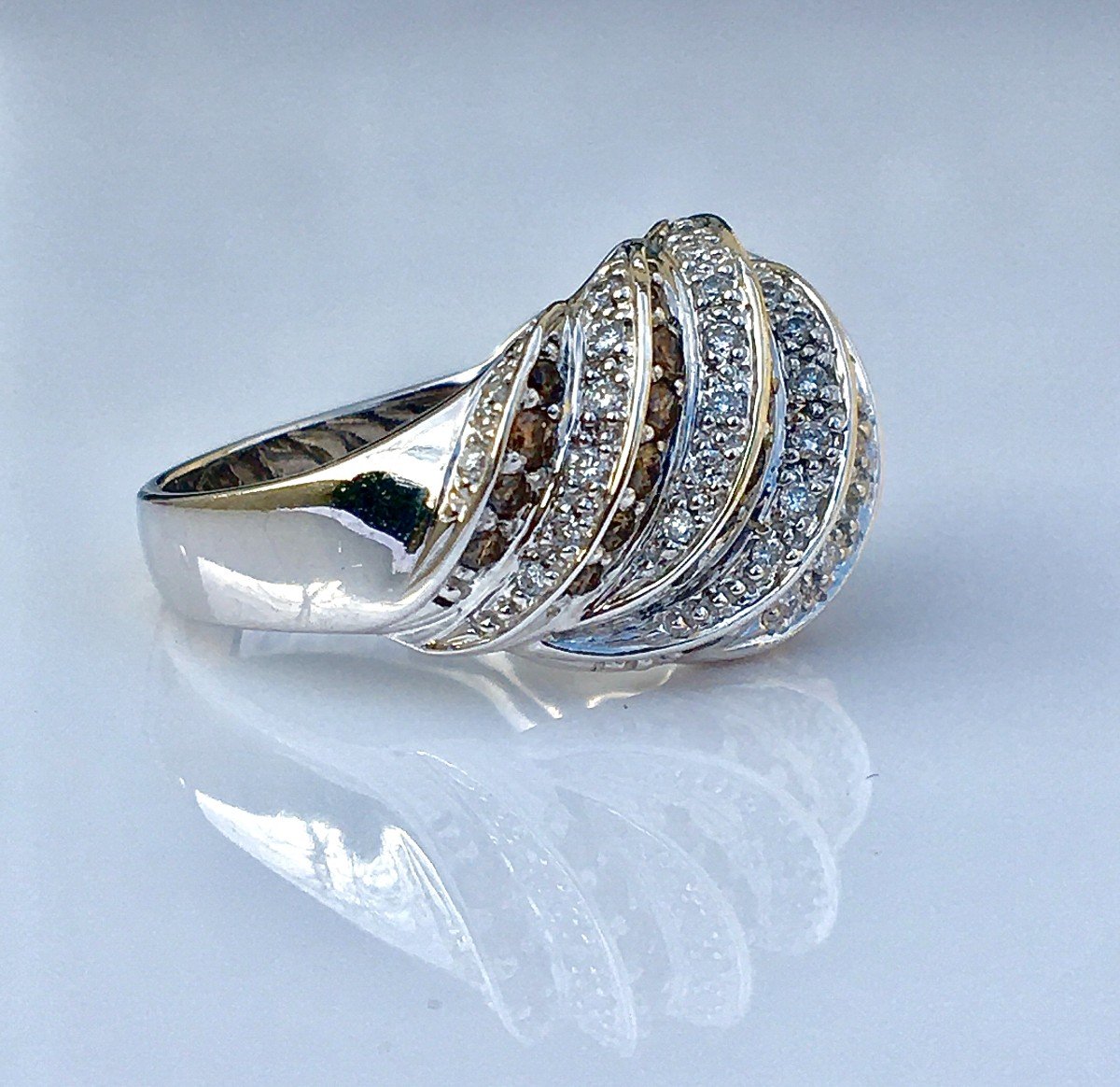 Bague Volutes De Diamants Blancs Et Bruns Sur Or Blanc -photo-2