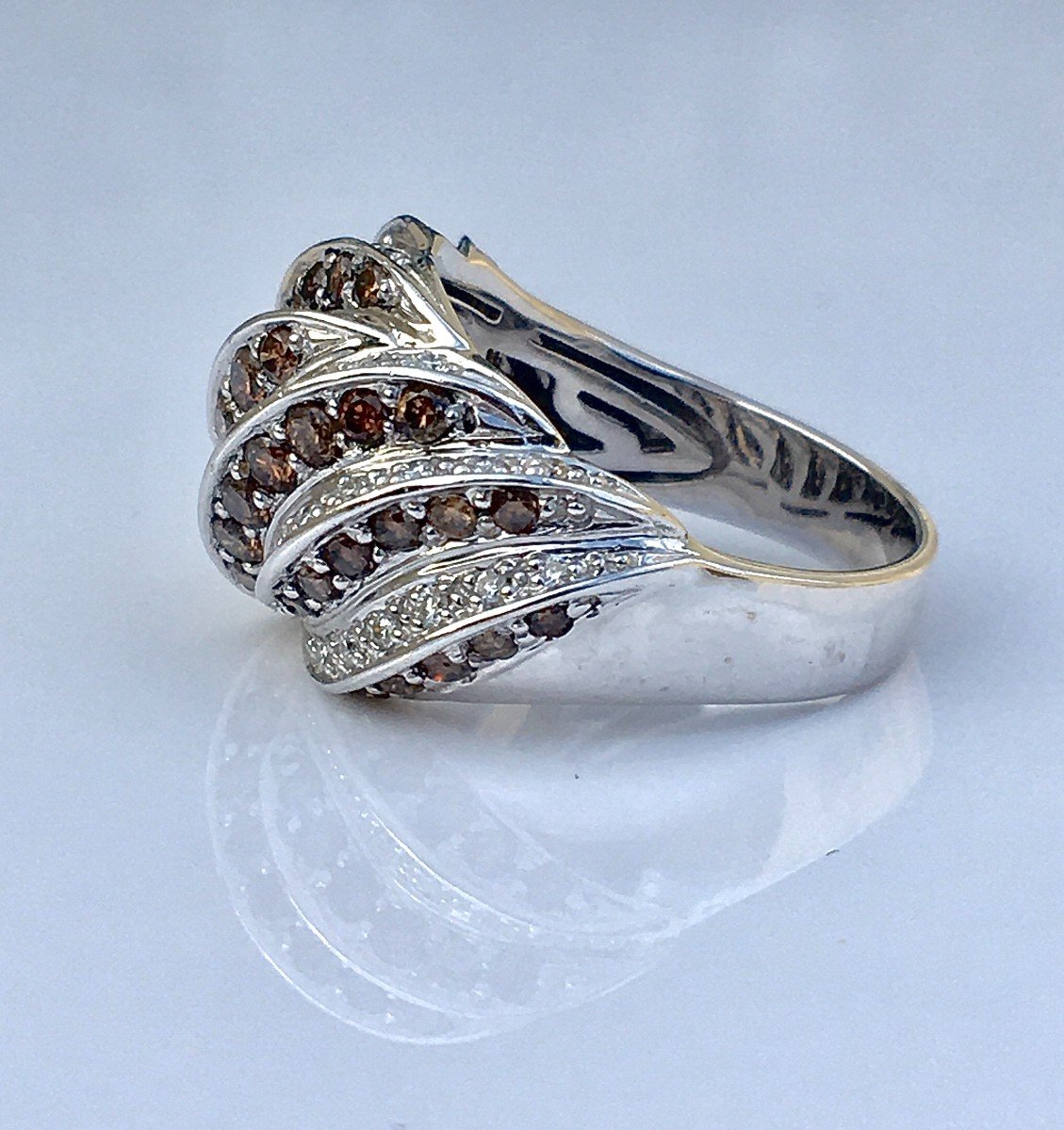 Bague Volutes De Diamants Blancs Et Bruns Sur Or Blanc -photo-3