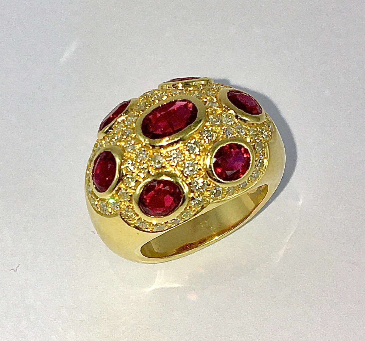 Bague Boule Rubis  Et Pavage De Diamants Sur Or Jaune-photo-2