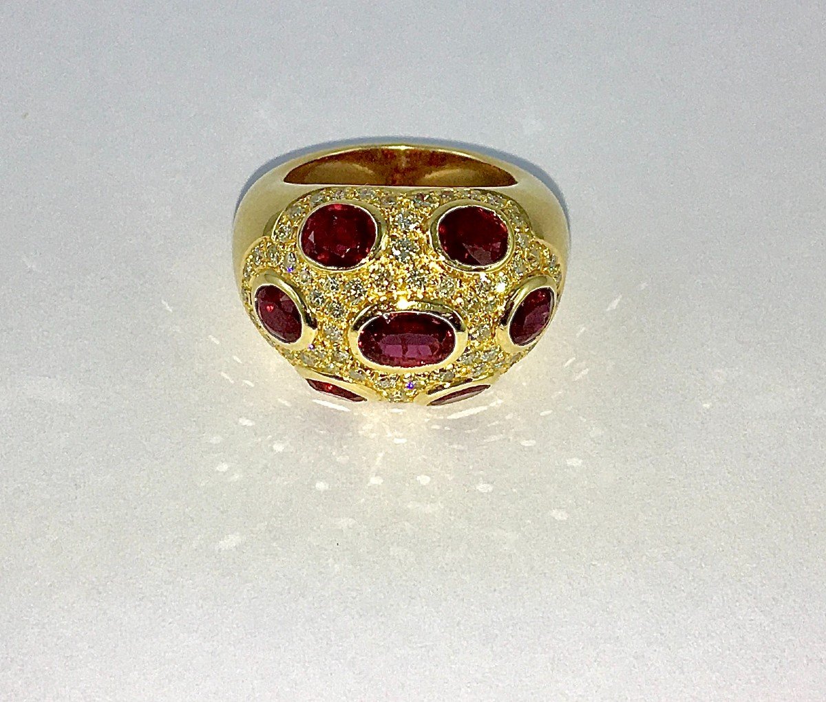 Bague Boule Rubis  Et Pavage De Diamants Sur Or Jaune-photo-3