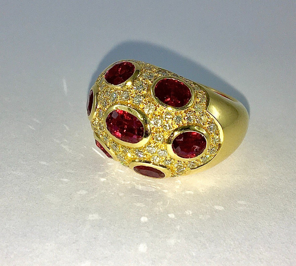 Bague Boule Rubis  Et Pavage De Diamants Sur Or Jaune-photo-4