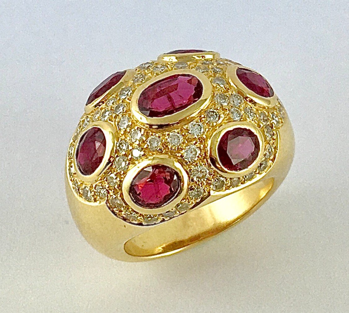 Bague Boule Rubis  Et Pavage De Diamants Sur Or Jaune