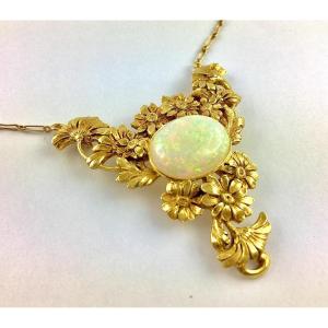 Collier Art Nouveau  Opale  D'Australie Cabochon Et Motifs Fleurs Marguerites Sur Or Jaune 