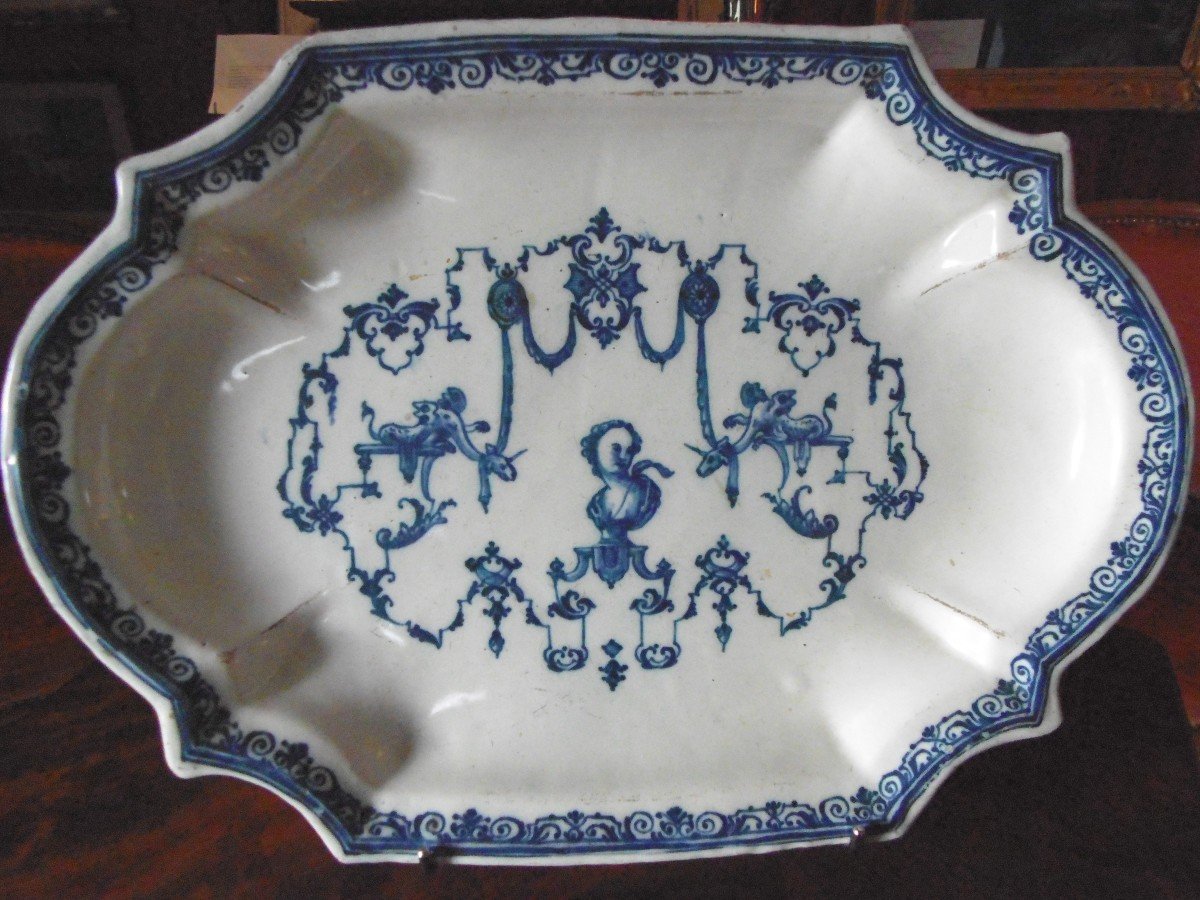 Moustiers - Large Dish - Late 17th Century