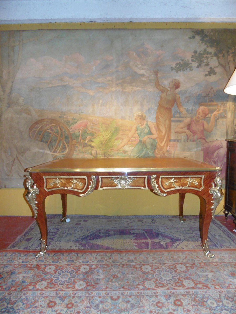  Bureau plat de style Louis XV dans le goût de Charles Cressent