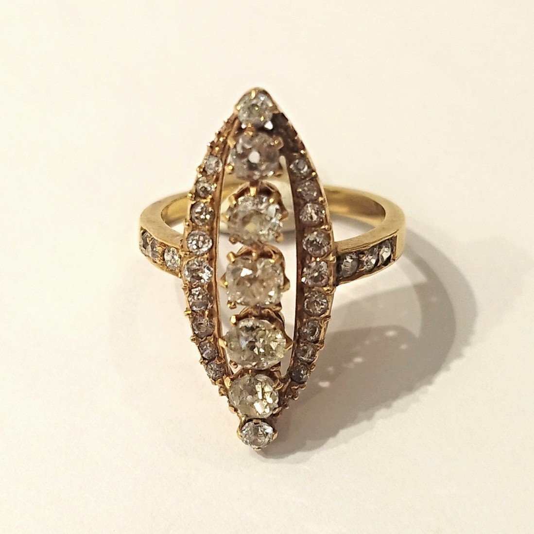 Bague Marquise époque Victorienne. Diamants Taille Ancienne, Or Jaune 18k.