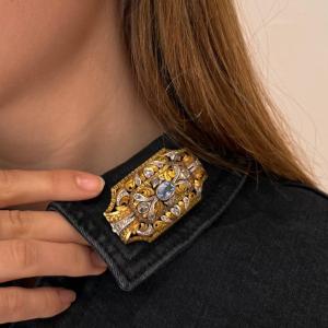 Catalan Brooch From The 1920s. 18 Carat Gold And Platinum. Rose Cut Diamonds And Blue Stone.