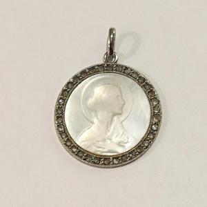 Medal Of The Virgin Cameo On Mother-of-pearl In 18k White Gold And Rose-cut Diamonds