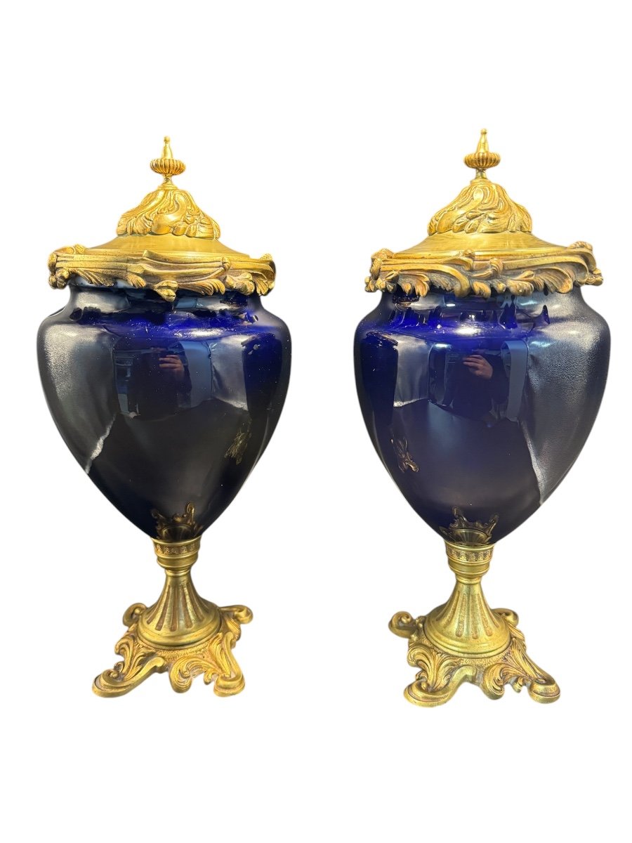 Paire De Vase Couvert En Porcelaine Bleu Cobalt Montée Sur Bronze