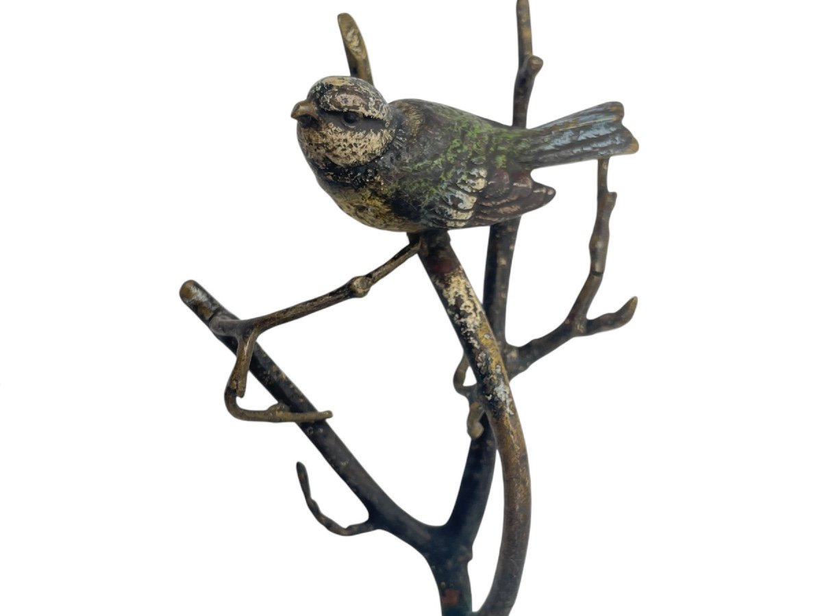 Oiseau en bronze avec peinture émaillée, posé sur une branche.-photo-2