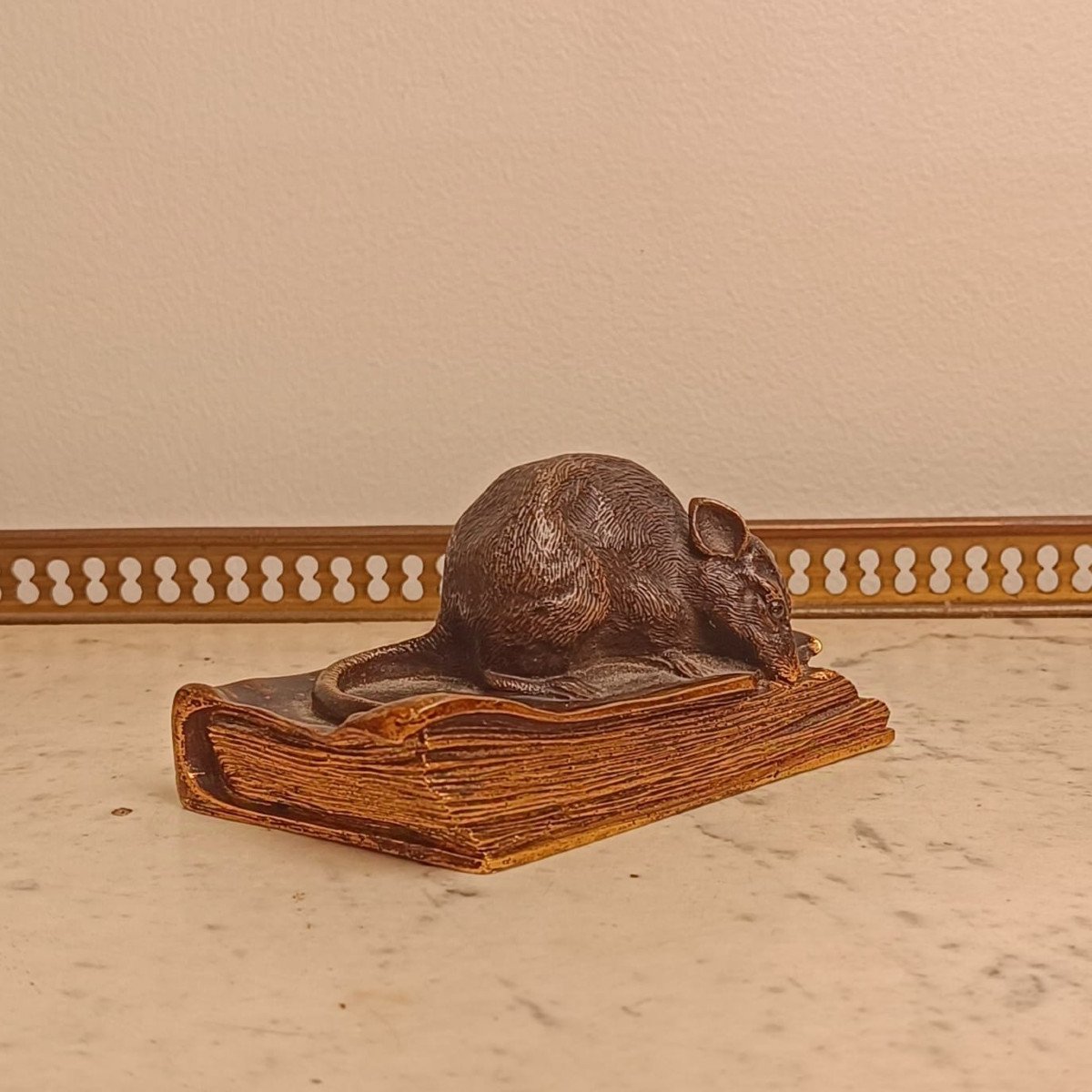 Small Bronze Subject Representing A Mouse Nibbling A Book-photo-2