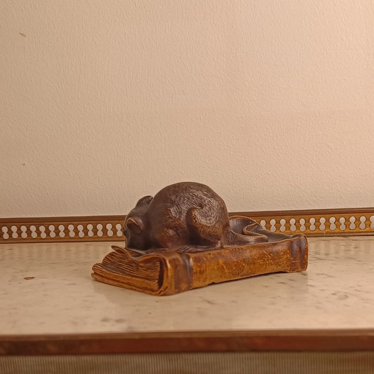 Small Bronze Subject Representing A Mouse Nibbling A Book-photo-2