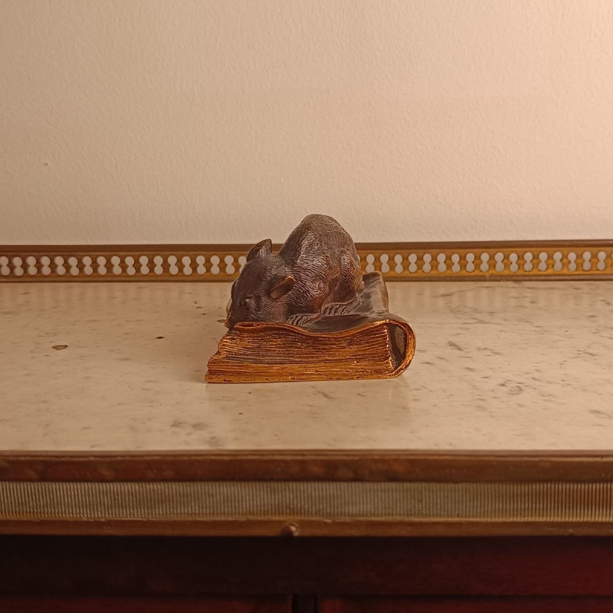 Small Bronze Subject Representing A Mouse Nibbling A Book-photo-3