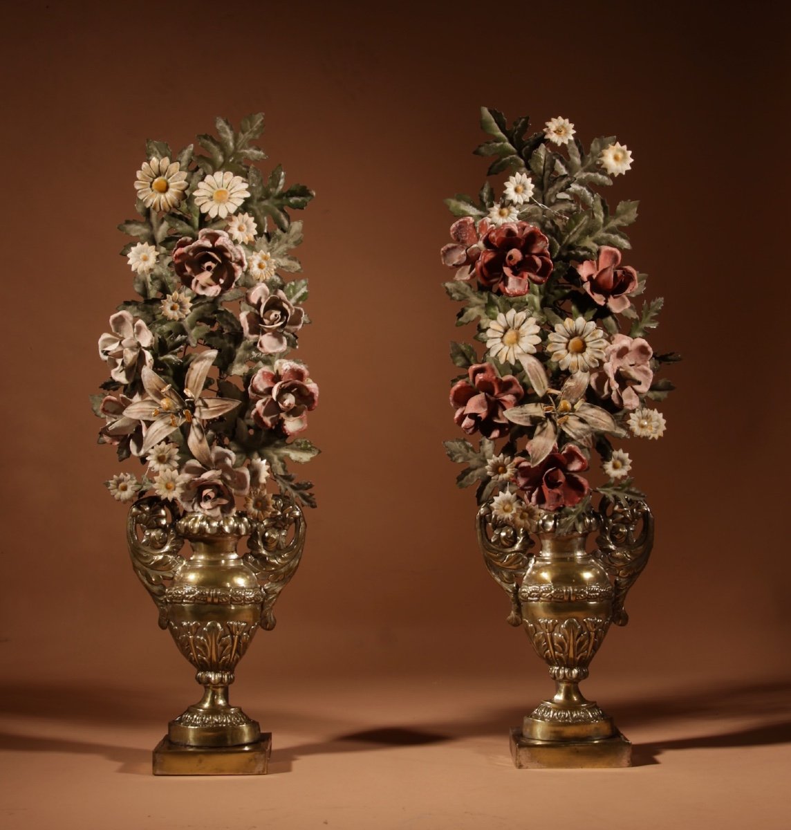 Toleware Italienne Très Décorative Et Vases à Fleurs En Laiton, Circa 1850-70