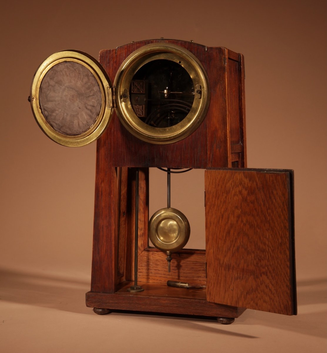 Gustav Serrurier-bovy (1858-1910) Une Rare Garniture d'Horloge En Chêne Et Laiton, Vers 1900-10-photo-2