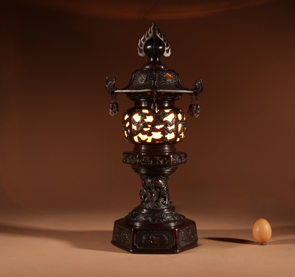 Une Lampe De Table Lanterne Japonaise En Bronze Rare Et Très Décorative