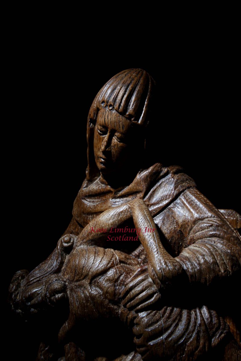 Une Belle Et Très Impressionnante Sculpture Médiévale En Chêne Sculpté De Pièta. 
