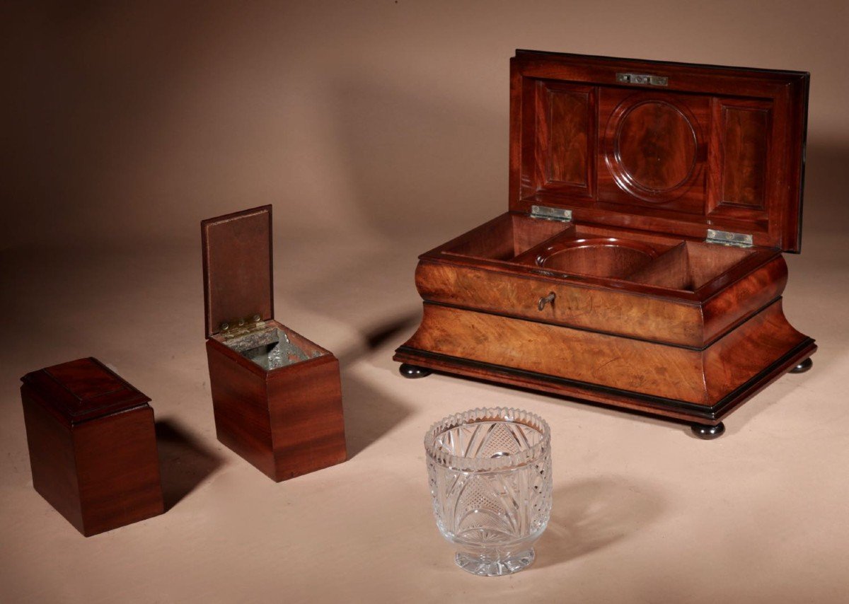  An Exceptional And Beautiful Bombé Mahogany And Ebony Georgian Tea Caddy Circa 1820.-photo-2