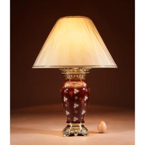 Une Lampe De Table Française En Céramique Et En Laiton.