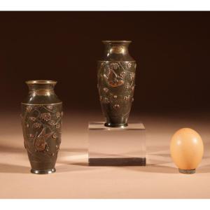 Une Paire De Petits Vases Japonais En Bronze Et Cuivre Epoque Meiji 1868-1912