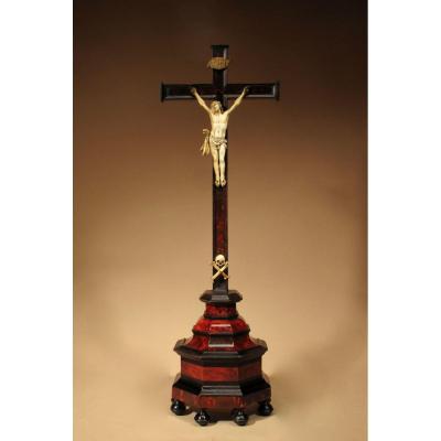 Un Crucifix Finement Plaqué En ébène Et écaille De Tortue, Appliqué Avec Un Corpus Christi En 