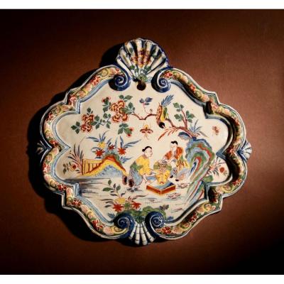 Une Plaque Originale Très Décorative De Chinoisserie Hollandaise En Polychrome De Delft, Vers 1