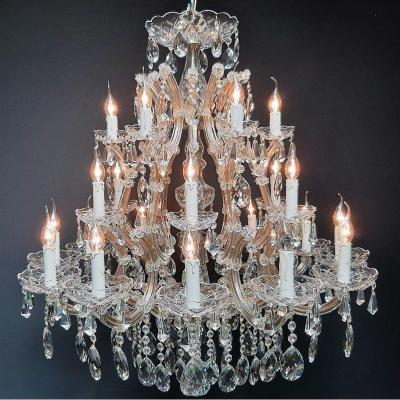 Magnifique lustre Maria-Theresia avec 24 lumières.