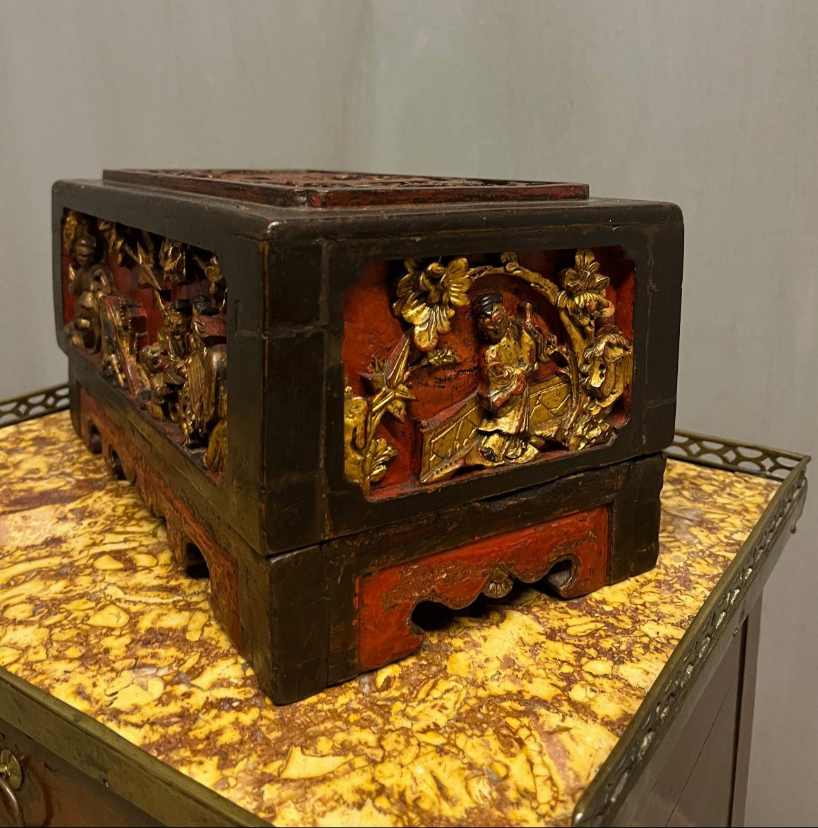 Chanab, Red Lacquered Wooden Altar Box With Gilding Base And Lid -photo-2