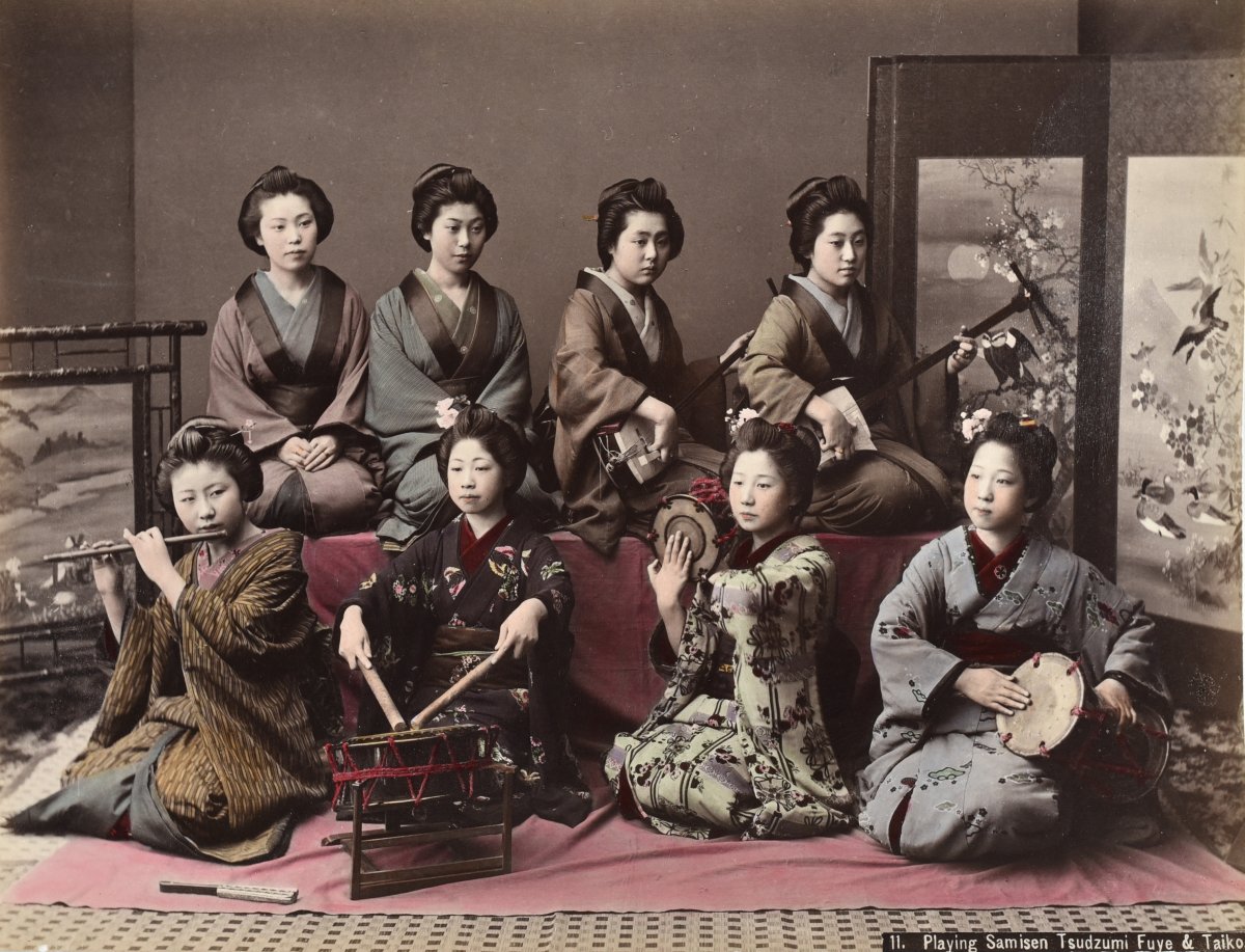 Kusakabe Kimbei (1841-1934)  Playing Samsen, Tsudzumi, Fuye & Taiko   Japon, Vers 1880 