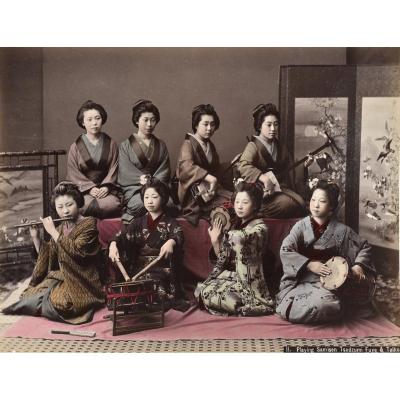 Kusakabe Kimbei (1841-1934) Playing Samsen, Tsudzumi, Fuye & Taiko Japon, Circa 1880
