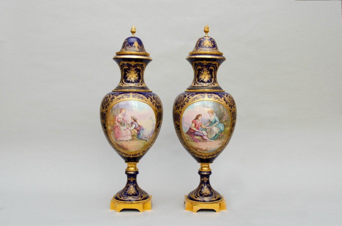 Grande Paire De Vases Balustres Sur Piédouche Montés Sur Bronze Style Sèvres, signé Carelle19e 