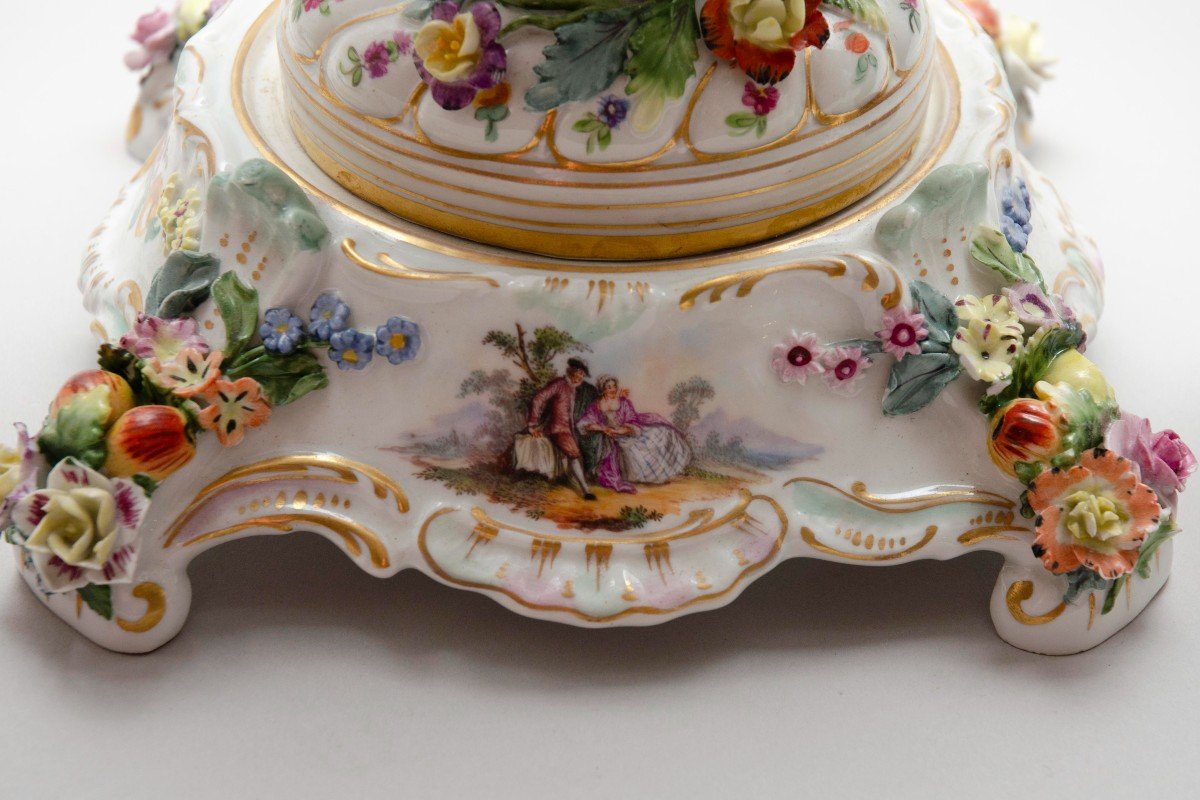 Grand Vases Balustres Couverts Sur Base, Fleurs En Relief, Porcelaine Ludwigsburg, 19e Siècle-photo-2