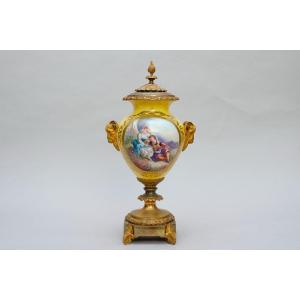 Un Grand Vase Style Sèvres, Fond Jaune, Monté Sur Bronze, Pivotant, Signé J.grenol, Fin 19e