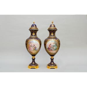 Grande Paire De Vases Balustres Sur Piédouche Montés Sur Bronze Style Sèvres, signé Carelle19e 