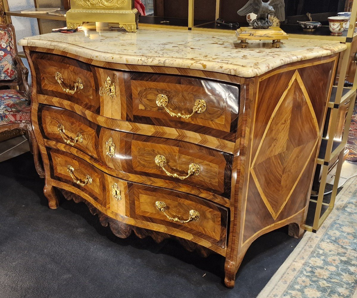 Commode époque Régence (1715) Marqueterie De Bois Indigène, Bronzés Dorés,marbres Fossiles 