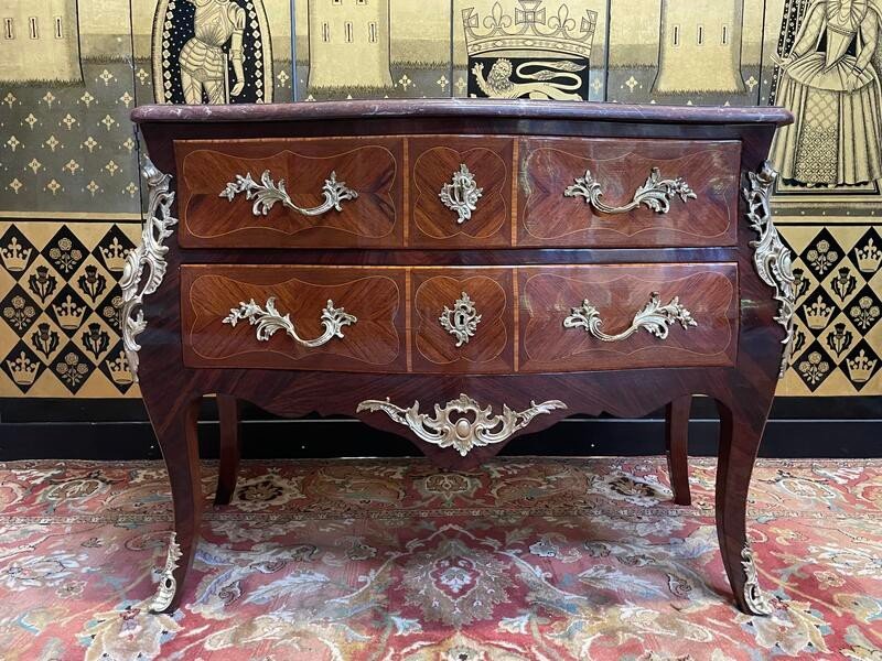 Commode sauteuse En Marqueterie De Style Louis XV