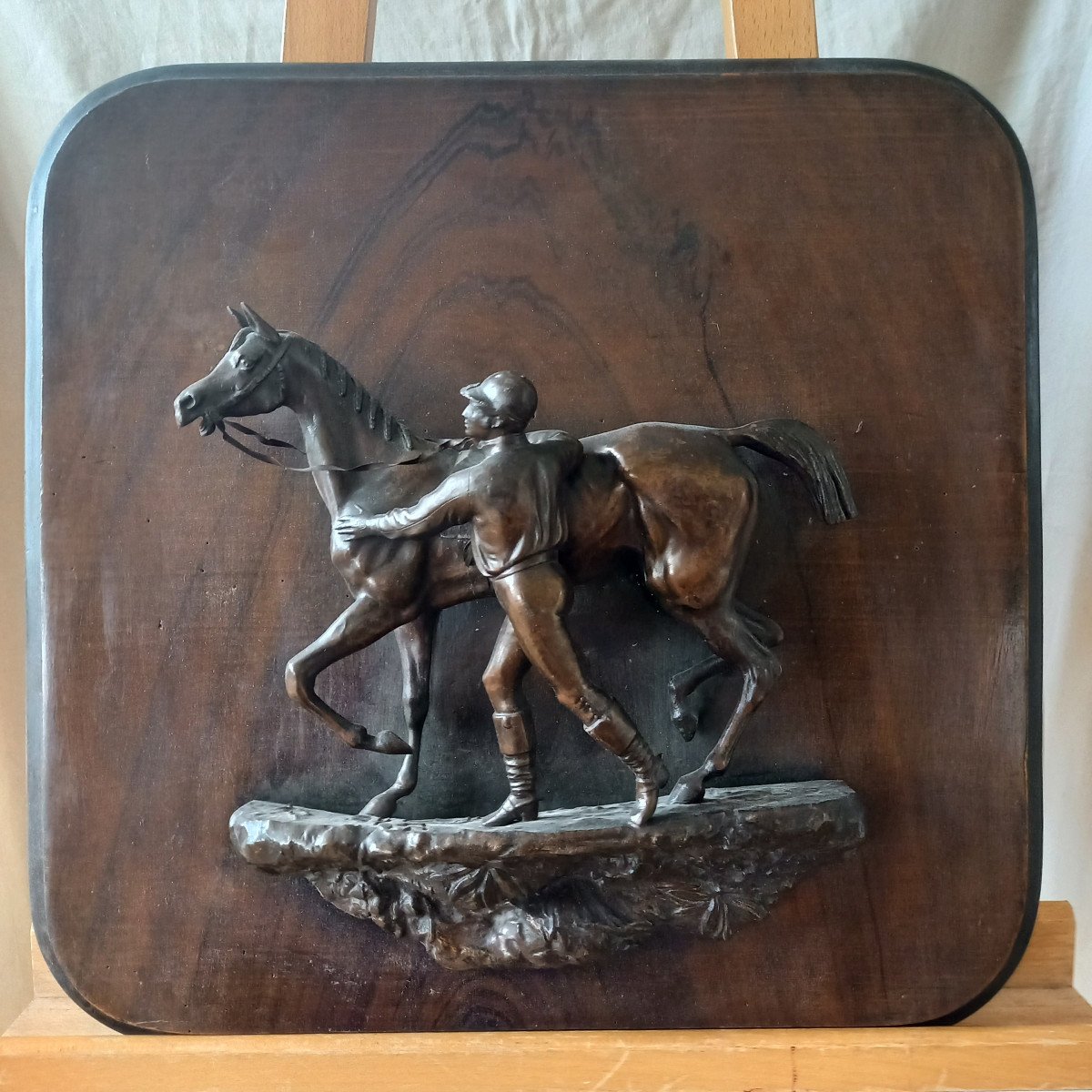 "lads And Thoroughbreds" Two Electroplating Pendants Fixed On Stained Wood Crests-photo-2