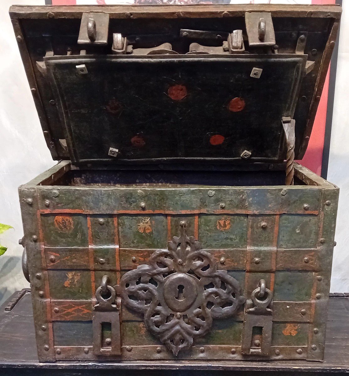 Nuremberg Chest-photo-3