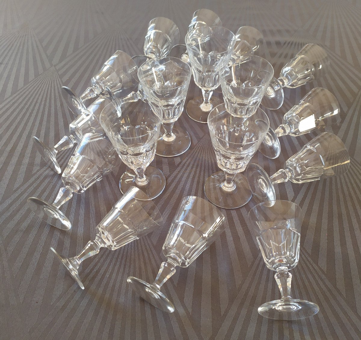 Service de verre, cristal décor gravé : 12 coupes à cham…
