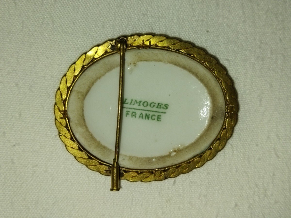 Broche Médaillon En Porcelaine De Limoges Ornée d'Une Scène Galante-photo-1