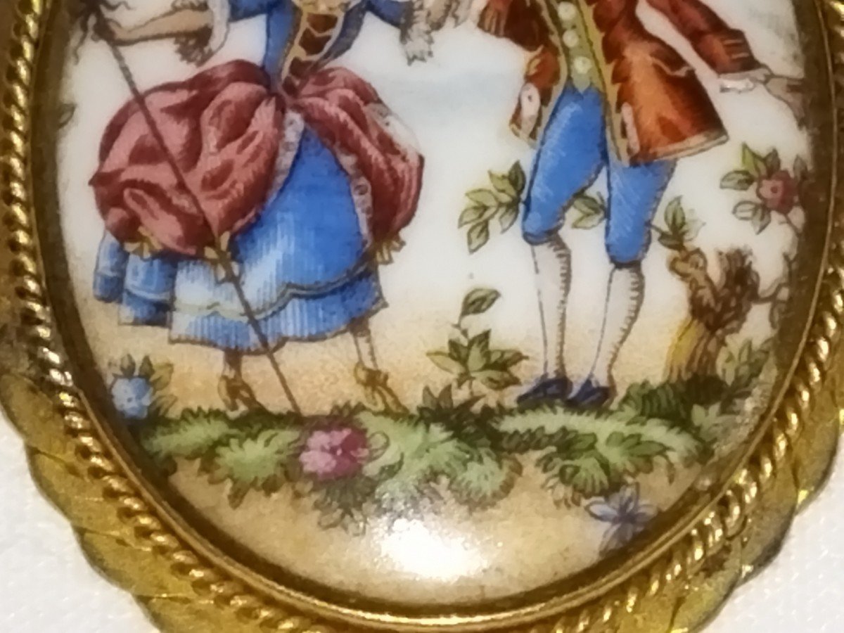 Broche Médaillon En Porcelaine De Limoges Ornée d'Une Scène Galante-photo-2