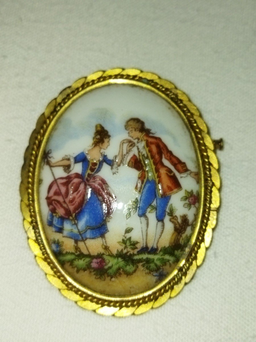 Broche Médaillon En Porcelaine De Limoges Ornée d'Une Scène Galante